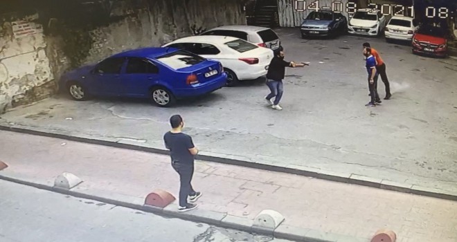 Beyoğlu'nda cinayet anları kamerada: 1 ölü, 1 yaralı