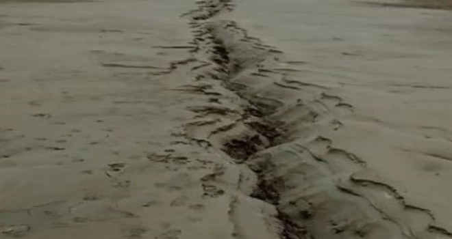 Depremin vurduğu Elazığ'da ürküten görüntü! Zemin sıvılaştı