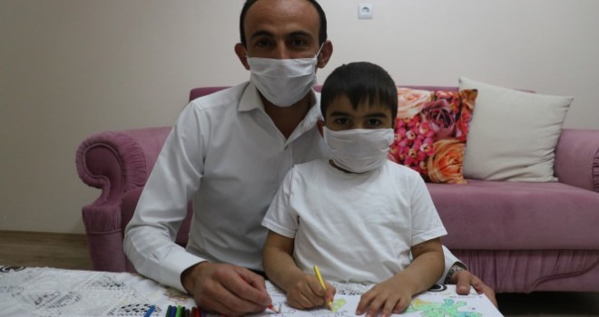 Oğlu ile birlikte virüsü yenen baba: 'Öğrenince dünya başıma yıkıldı'
