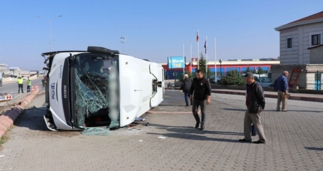  Sürücüsünün kalp krizi geçirdiği işçi servisi yan yattı: 10 yaralı