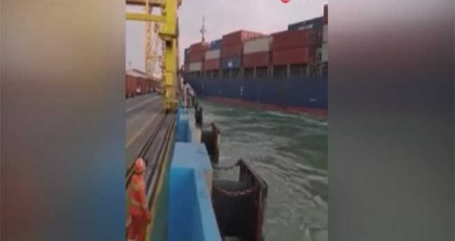 Konteyner gemisi limana çarptı