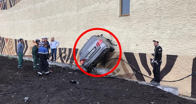 Rusya'da kontrolden çıkan otomobil duvara saplandı
