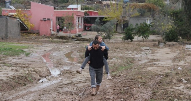  Yol yapılmayınca okula giden çocuklarını sırtlarında taşıyorlar