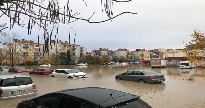  Edirne'de sağanak, su baskınlarına neden oldu, yollar kapandı