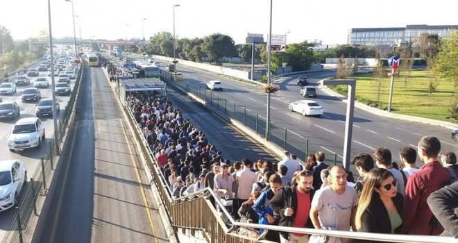  Altunizade metrobüs durağında yine aynı manzara