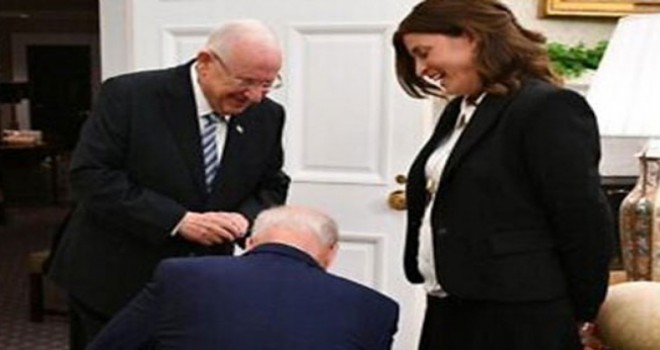 Biden'ın, İsrail Cumhurbaşkanı Rivlin'in Özel Kaleminin önünde diz çökmesi gündemde