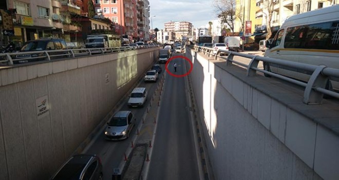 Otobüsü arızalandı, alt geçidi trafiğe kapattı