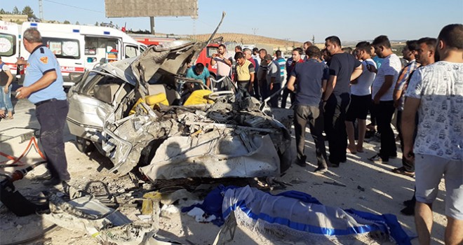 Gaziantep'te otomobil ile minibüs çarpıştı: 3 ölü, 12 yaralı