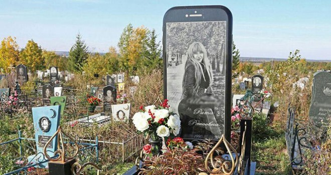 Rusya'da iPhone, şeklinde mezar taşı
