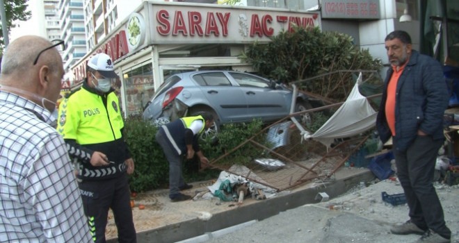 Esenyurt'ta kontrolünü kaybeden otomobil önce manava sonra restorana girdi