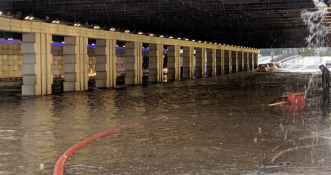 İzmir'i sel vurdu: Alt geçitler ve metro istasyonlarının çıkışları tıkandı