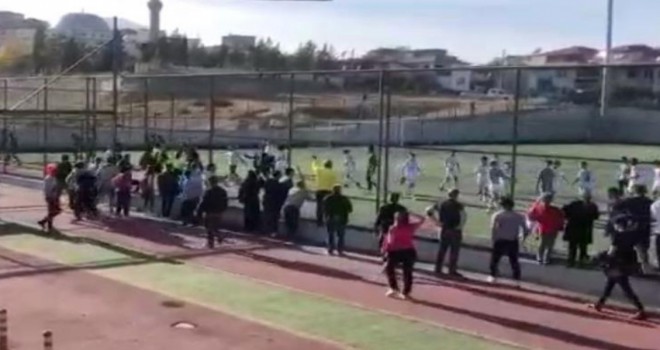 Yeşil sahada futbolcular boksöre dönüştü