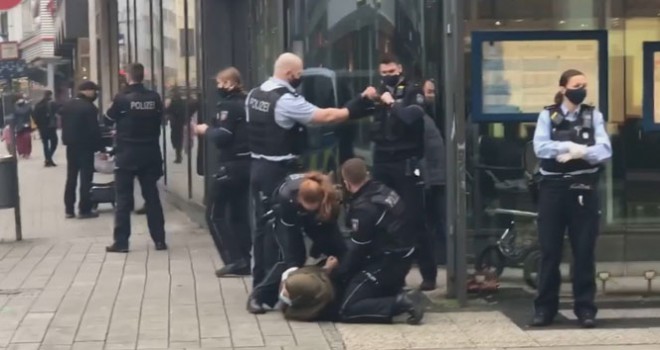Almanya'da başörtülü kadına karşı polis şiddeti