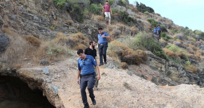 Anonsu duyup evinden şortuyla fırladı, boğulmak üzere olan gençleri kurtardı