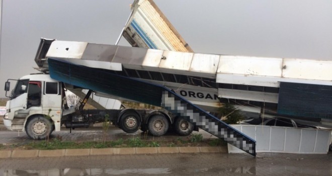 Damperi açık kalan kamyon 2 tonluk tabelayı yıktı