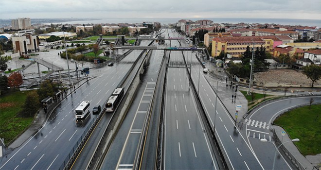 Kısıtlama sabahında yollar ve meydanlar boş kaldı