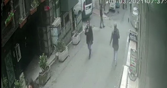 Taksim'de genç kadının yaşadığı kapkaç dehşeti kamerada