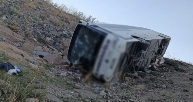 Erzurum'da yolcu otobüsü şarampole devrildi: 3 ölü, 22 yaralı