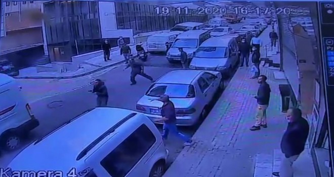 İstanbul'da kendisine çarpan sürücüye kurşun yağdıran maganda kamerada