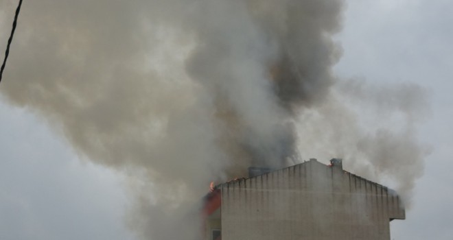 Yıldırım düşen apartman çatısının alev alev yandığı anlar kamerada