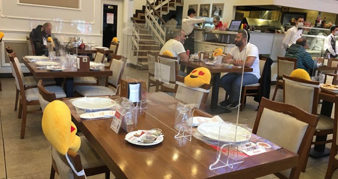 Ümraniye'de restoranda koronaya karşı ‘paravanlı masa' önlemi