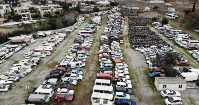 Binlerce motosiklet, yüzlerce tekne çürümeye terk edildi