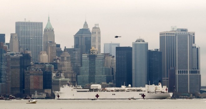 Bin yataklı hastane gemisi New York'a ulaştı