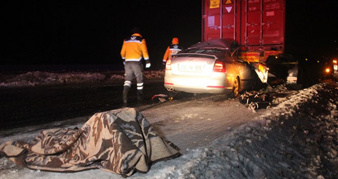 Buzlanan yolda feci kaza: 2'si çocuk 4 ölü