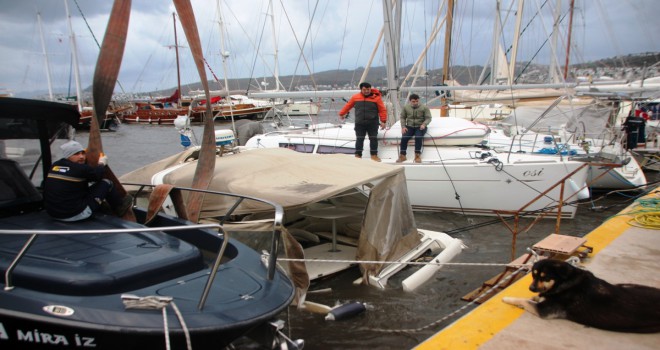 Bodrum'u fırtına vurdu, milyon dolarlık tekneler denize gömüldü, bazı tekneler karaya oturdu