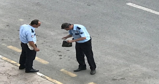 Yola fırlayan el çantasına polis el koydu