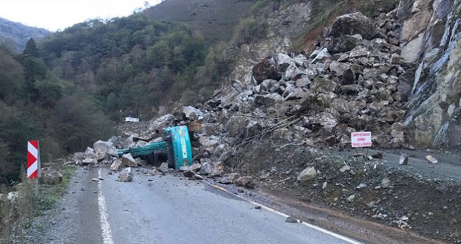 Giresun'da taş ocağında meydana gelen heyelan iş makinesini yuttu