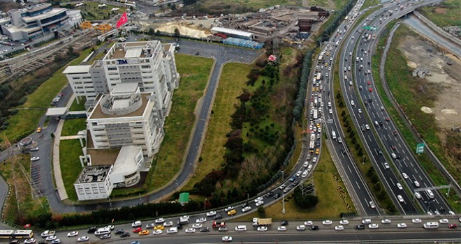  Bitmeyen metro inşaatı trafiği felç etti, kilometrelerce kuyruk oluştu