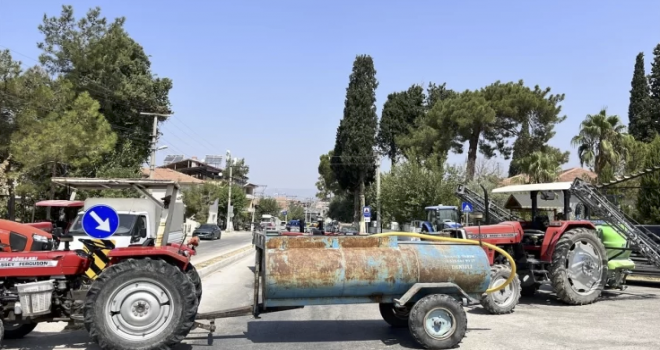 Banka şubesi kapanınca traktörle eylem yaptılar