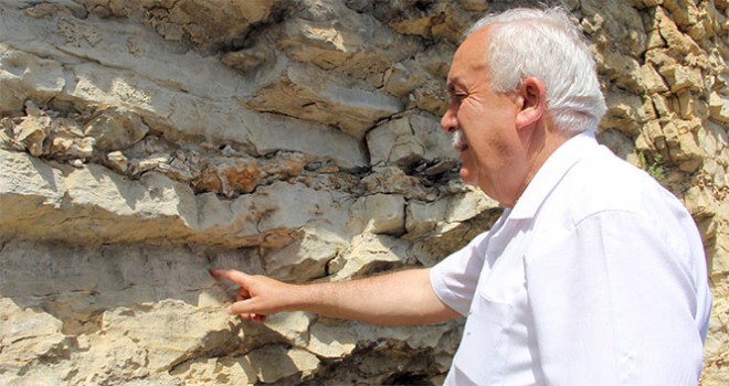 Okuldan mezun olanlar, 100 yıldır mezuniyetlerini bu kayaya yazıyor