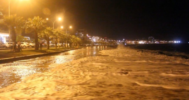 Karadeniz'de dev dalgalar oluştu, deniz yola taştı