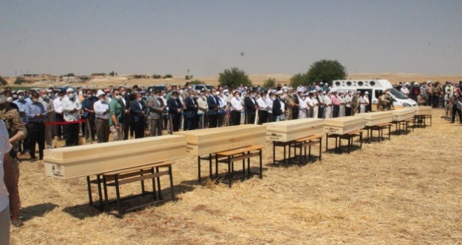 Yürek yakan görüntü! Konya'daki kazada ölen 7 kişi Şanlıurfa'da defnedildi