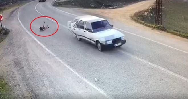 Minik kız seyir halindeki otomobilden düştü