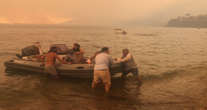 Botlar, tekneler seferber oldu, mahalleli yangından kurtarılıyor