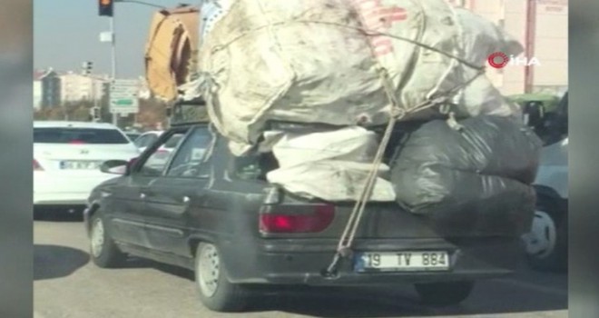 Otomobiline adeta kamyon gibi yük yükledi