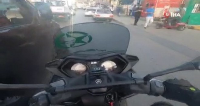 Bağcılar'da minibüs sürücüsü motosikletliye böyle çarptı