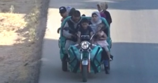 10 kişilik ailesini bir motosiklete bindirdi