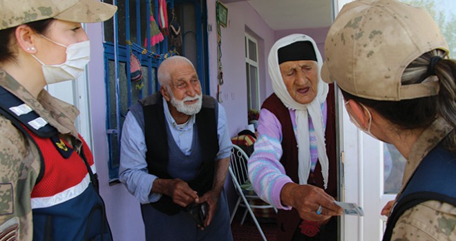 65 yıllık evli çiftin, Mehmetçikle ‘Bayram Harçlığı' diyaloğu gülümsetti