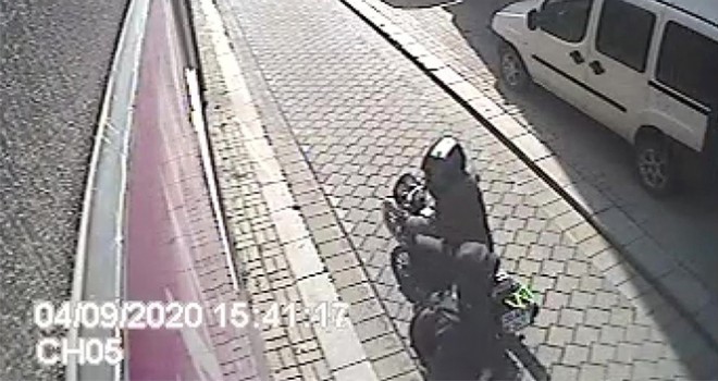 15 dakikada 2 motosiklet çalan hırsızlar yakalandı