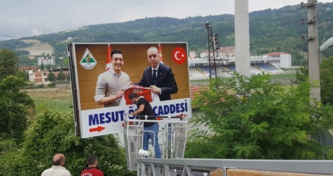 Zonguldak'taki Mesut Özil tabelası değişti
