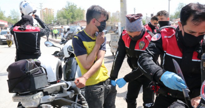 Çaldığı para ve altın dolu poşetle koşarken polis ekibinin önüne düştü