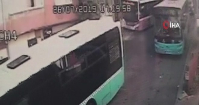Freni boşalan halk otobüsünün iş yerine girme anı kamerada
