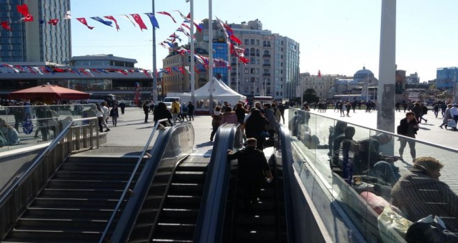 Taksim metrosunda yürümeyen merdiven çilesi