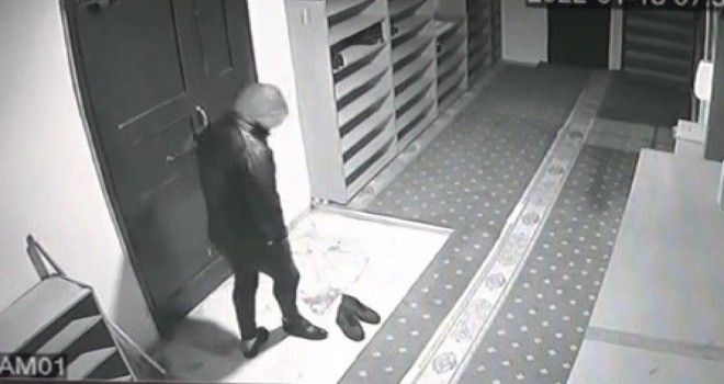 Cami imamının botları çalan şüphelinin hırsızlığı anbean güvenlik kamerasına yansıdı