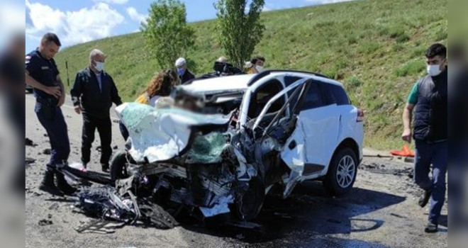 Sivas'ta iki araç kafa kafaya çarpıştı: 9 ölü