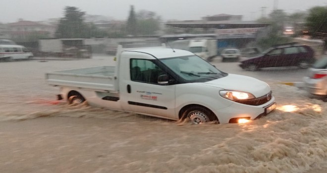 İzmir'i sağanak vurdu: Urla'da sokaklar göle döndü